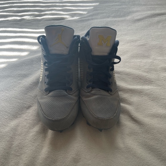 Athletic_Shoes